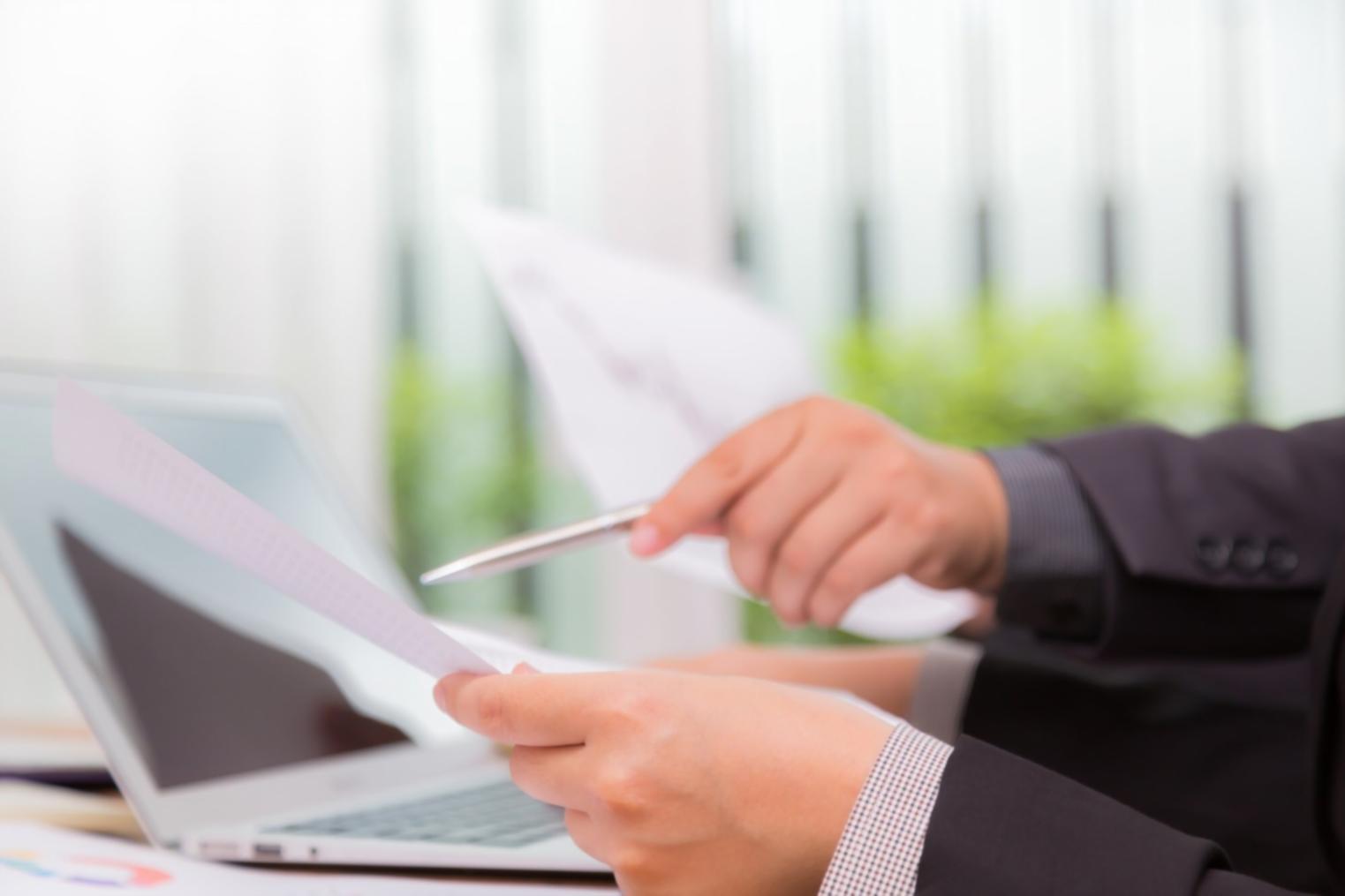 Análisis de tendencias financieras en pantalla de ordenador